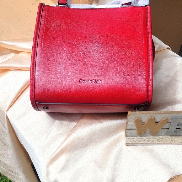 Calvin Klein Embossed Shoulder Signature. Triple Compartment - Picture 3 of 7